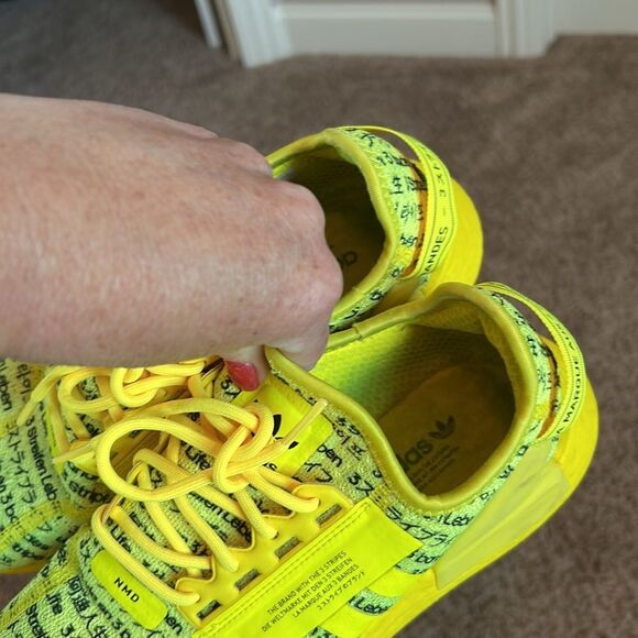 GUC Boys Adidas NMD R1 V2 (size 6) - Picture 3 of 11